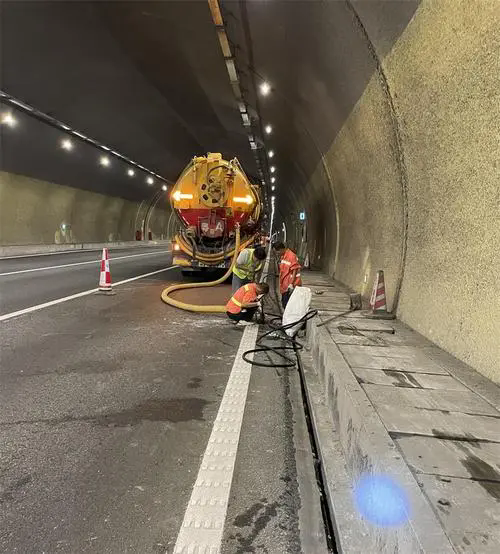 耒阳隧道排水渠清淤